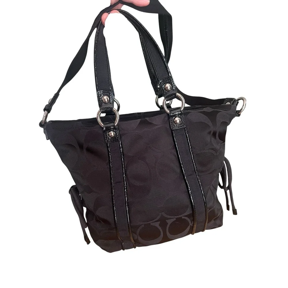 Coach Y2K Poppy Black Signature Fabric and Patent Leather Daisy Tote F20101 🖤